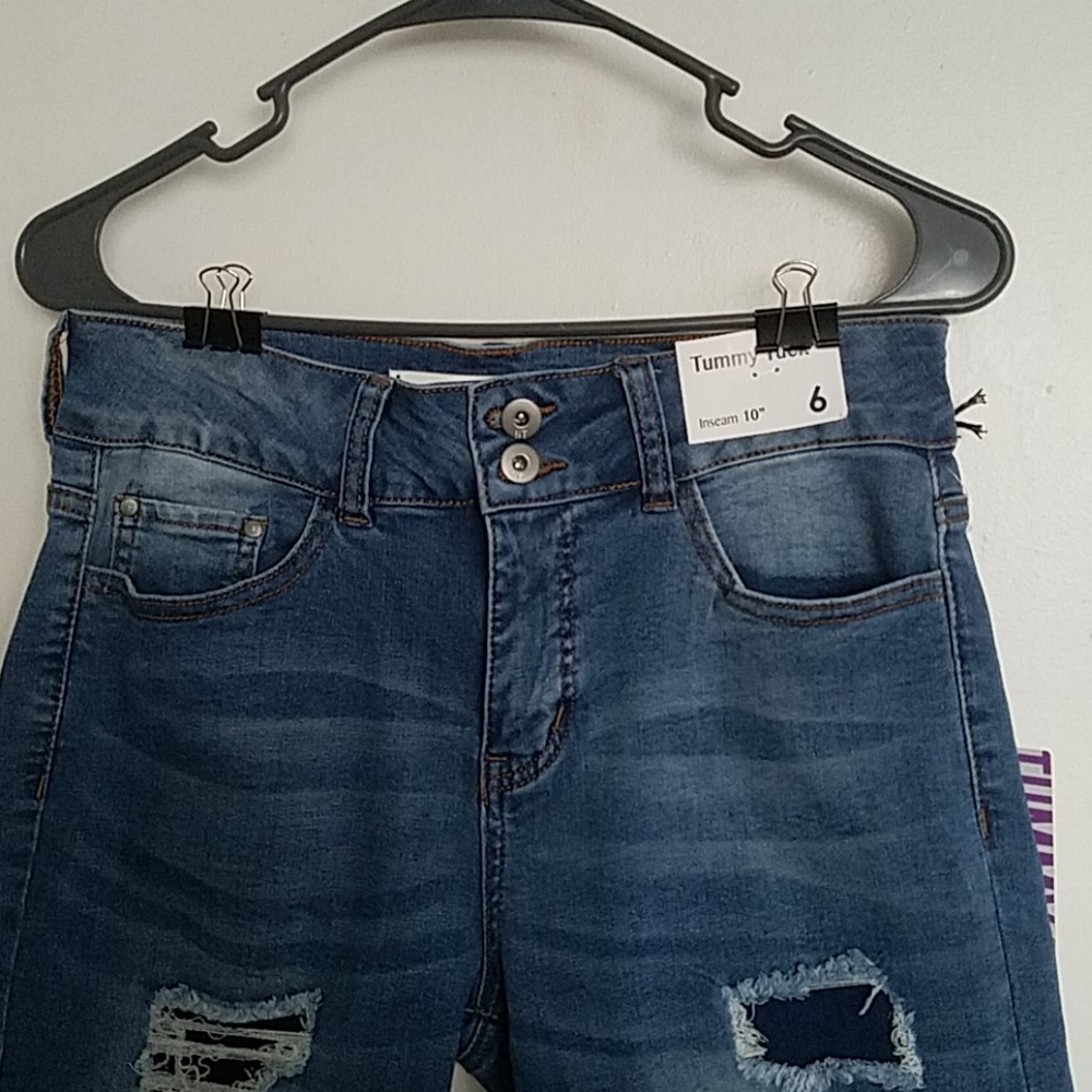 !iT Shorts - Picture 5 of 16